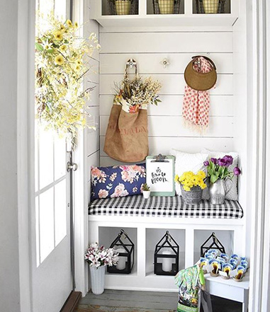 Farmhouse Entryway with Spring Colors