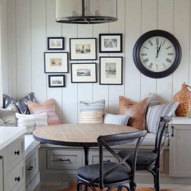 breakfast-nook-gallery-wall