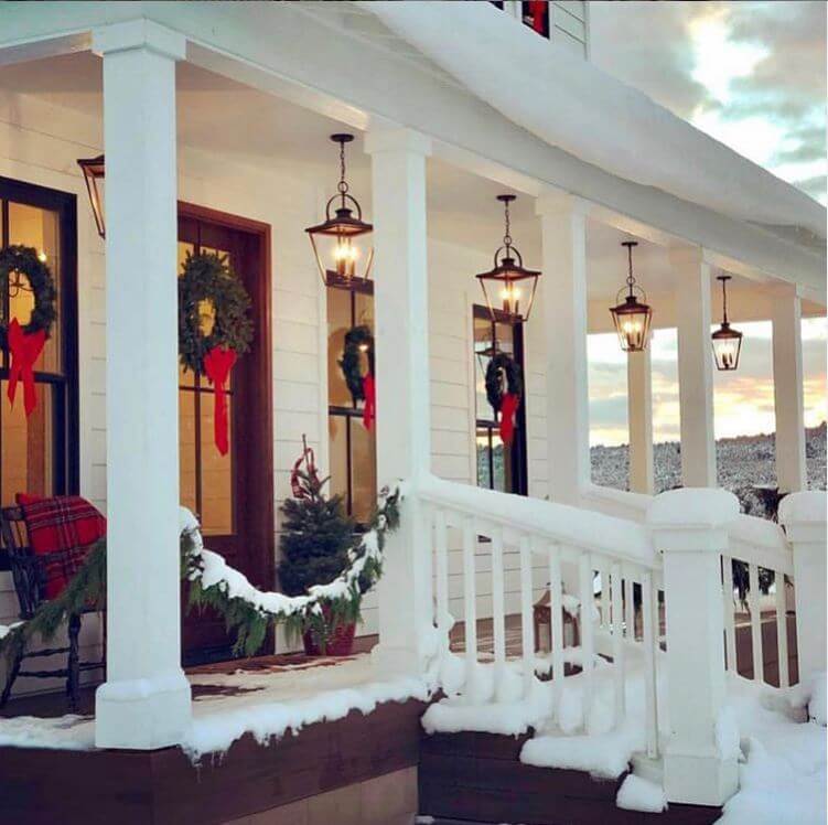 christmas-wreath-farmhouse-porch