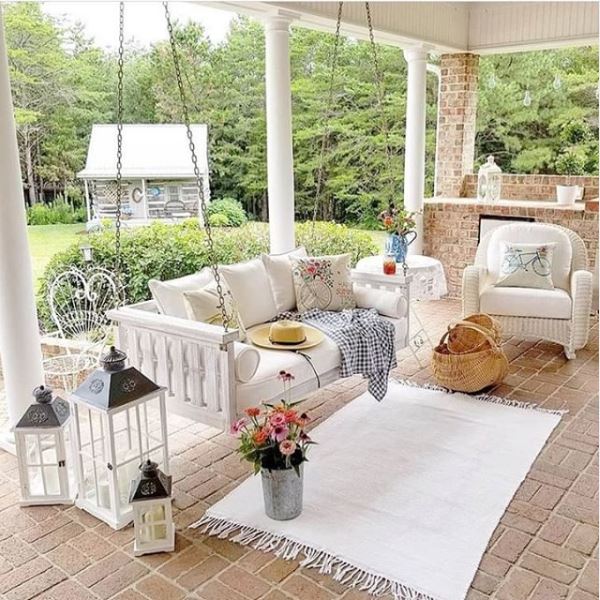 porch-floor-lanterns-farmhouse