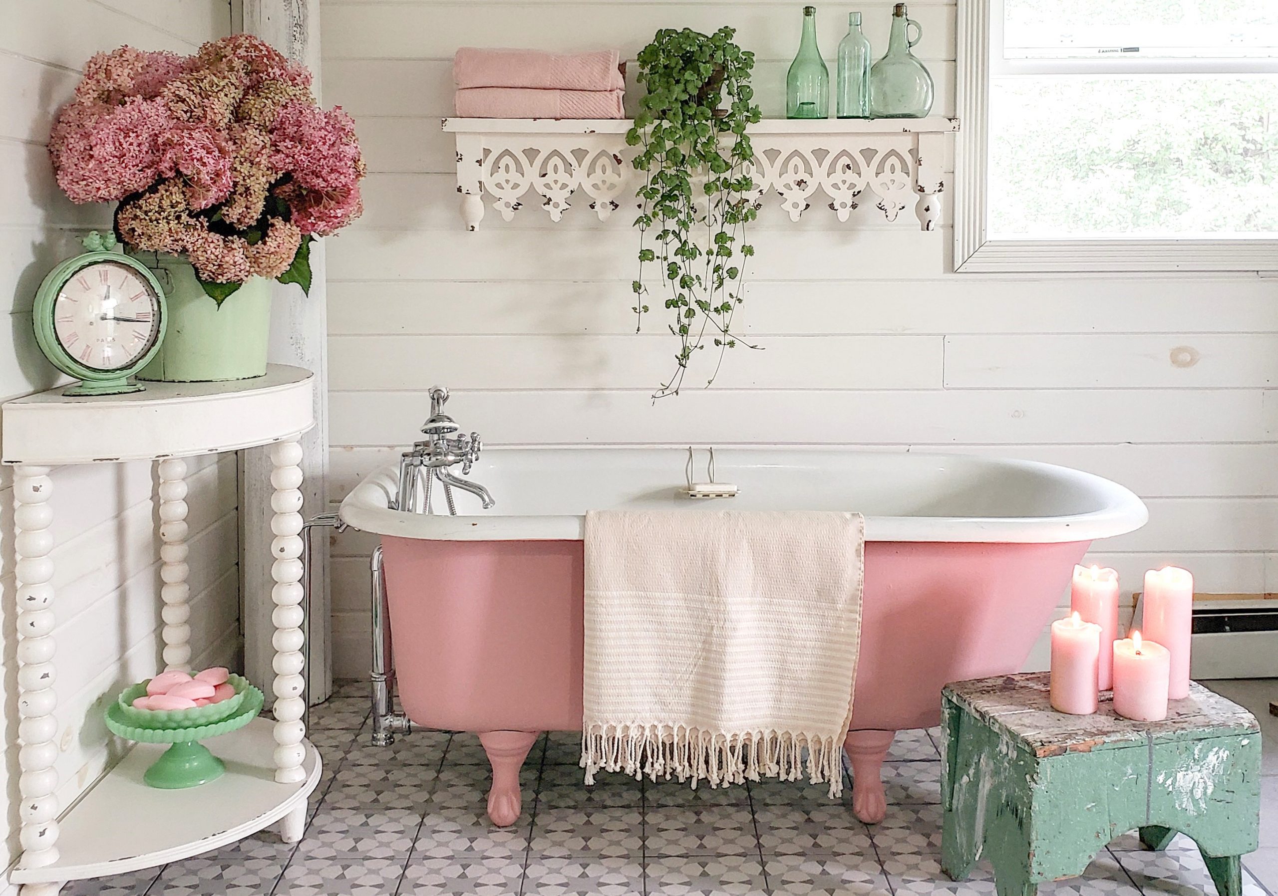 Don’t sweat the small spaces – Explore the best ways to decorate your farmhouse bathroom